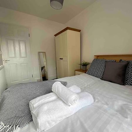 Modern 2 Bedroom Flat In Town Centre Абъристуит Екстериор снимка