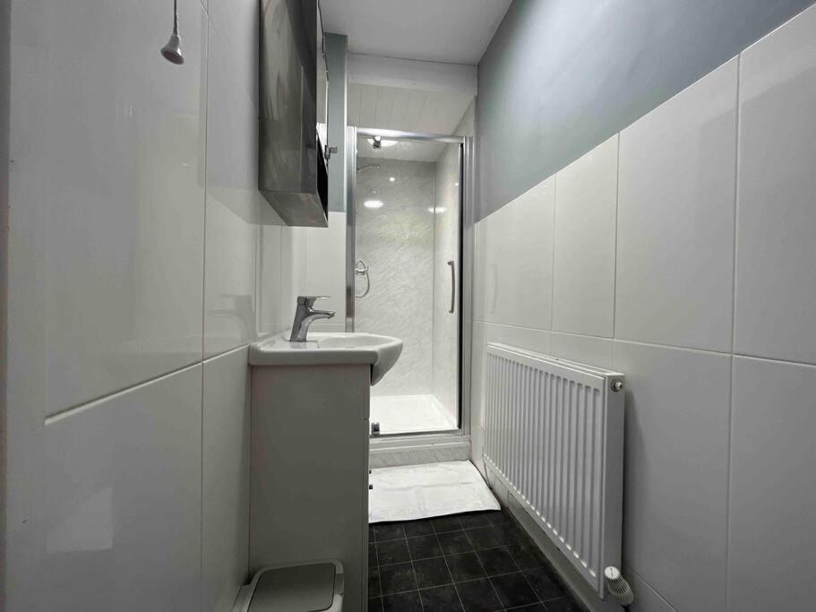 Modern 2 Bedroom Flat In Town Centre Абъристуит Екстериор снимка